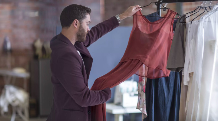 Das Problem umgehen – Männern dabei helfen, sich in Damenkleidung wohlzufühlen