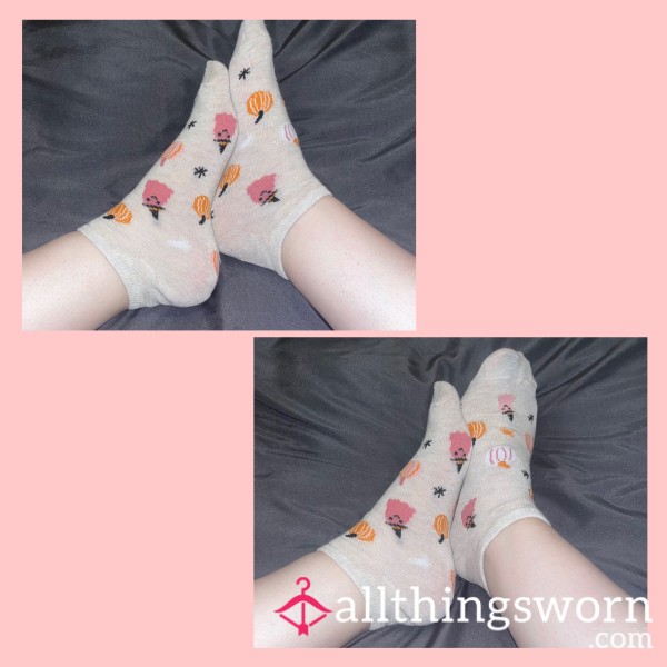 BEIGE PINK AND ORANGE PUMKIN AND GHOST ANKLE SOCKS - WORN FOR 3 DAYS 💦