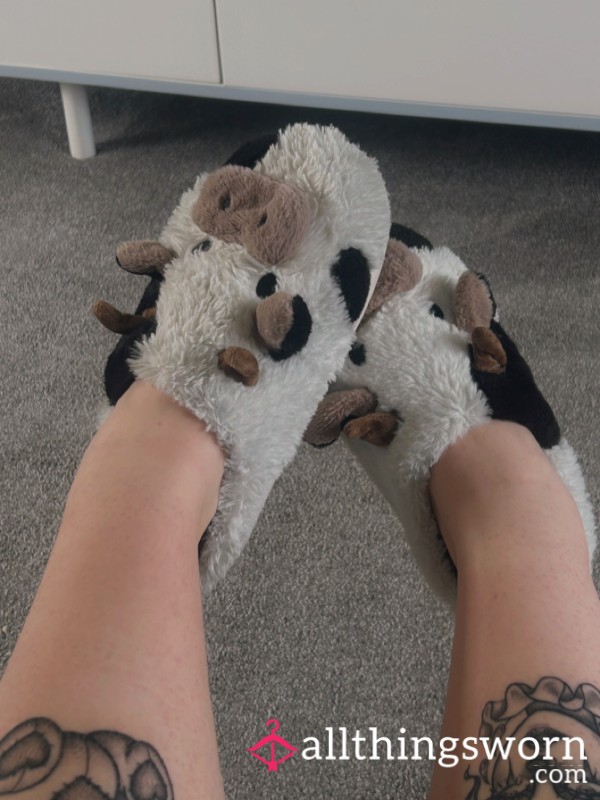 Cute Cow Slippers 🐮🖤