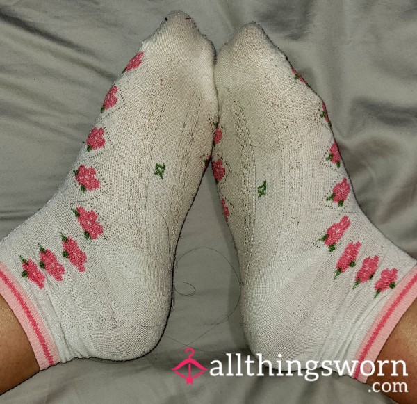 Dainty White Socks With Pink Roses