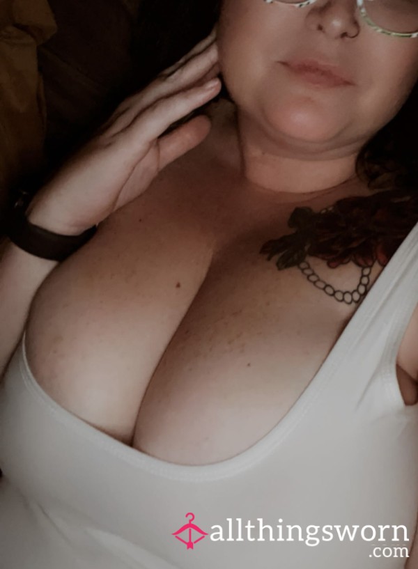 Friday Cleavage… Feeling Busty