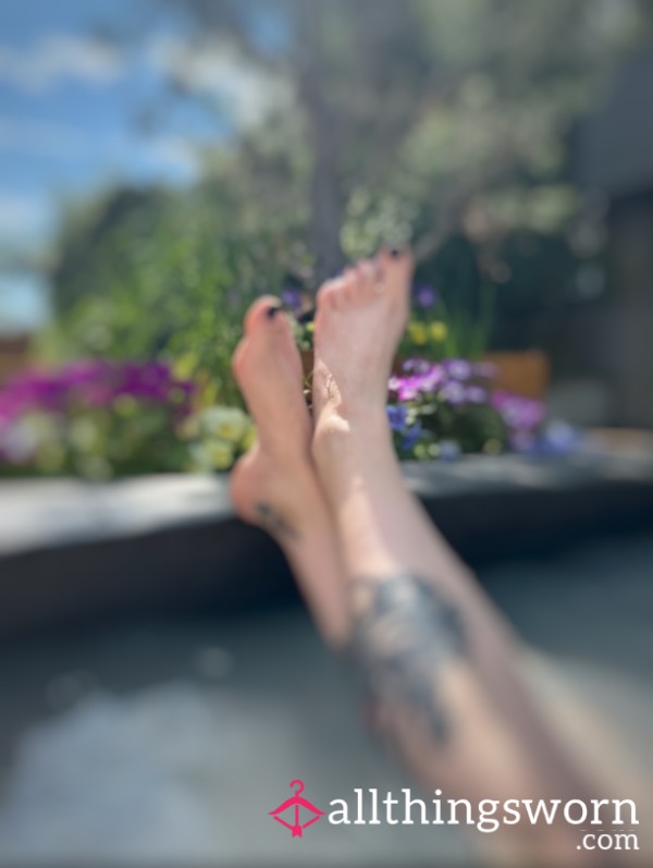 My Girlfriend Took A Few Foot Pics While At A Public Bathhouse