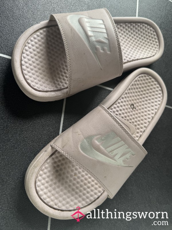 Nike Well Worn Sliders