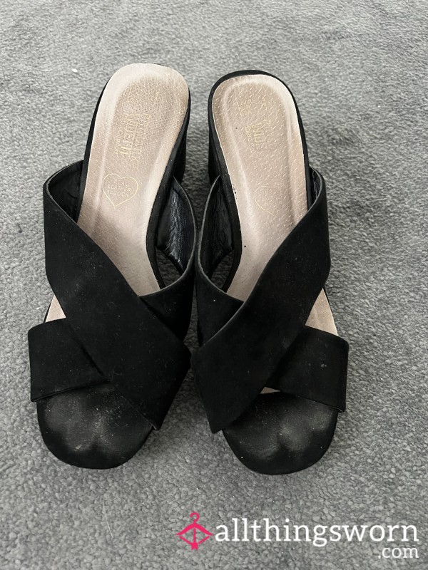 Open Toe Sandals With Strong Toe Marks
