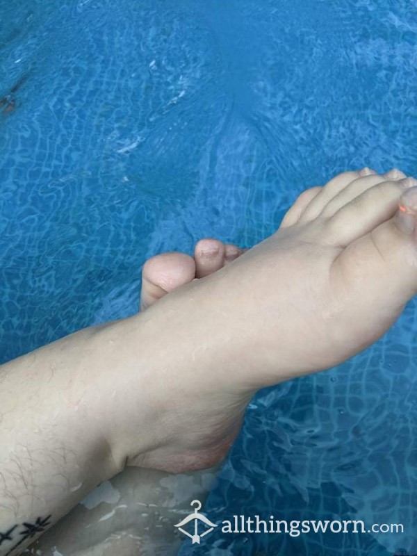 Pool Feet Photo Set 🦶