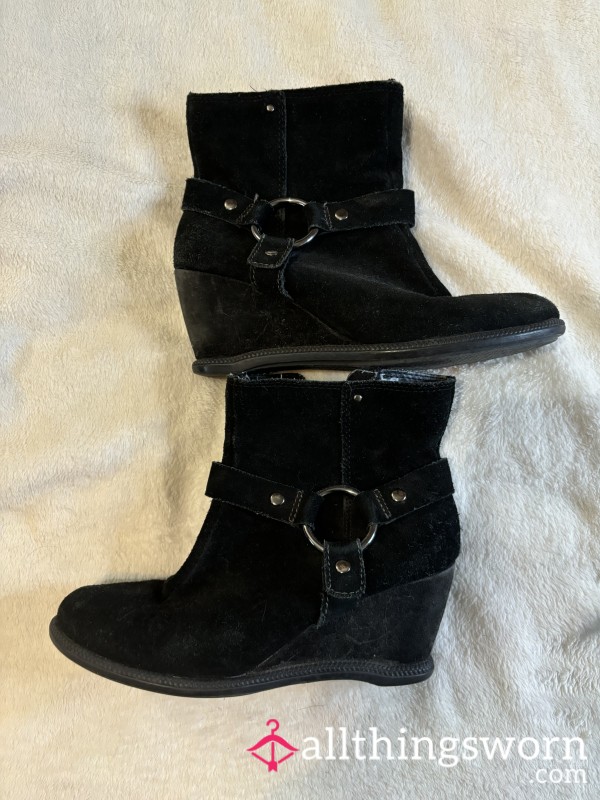 Size 8 Kohls Black & Silver S**y Wedge Heel