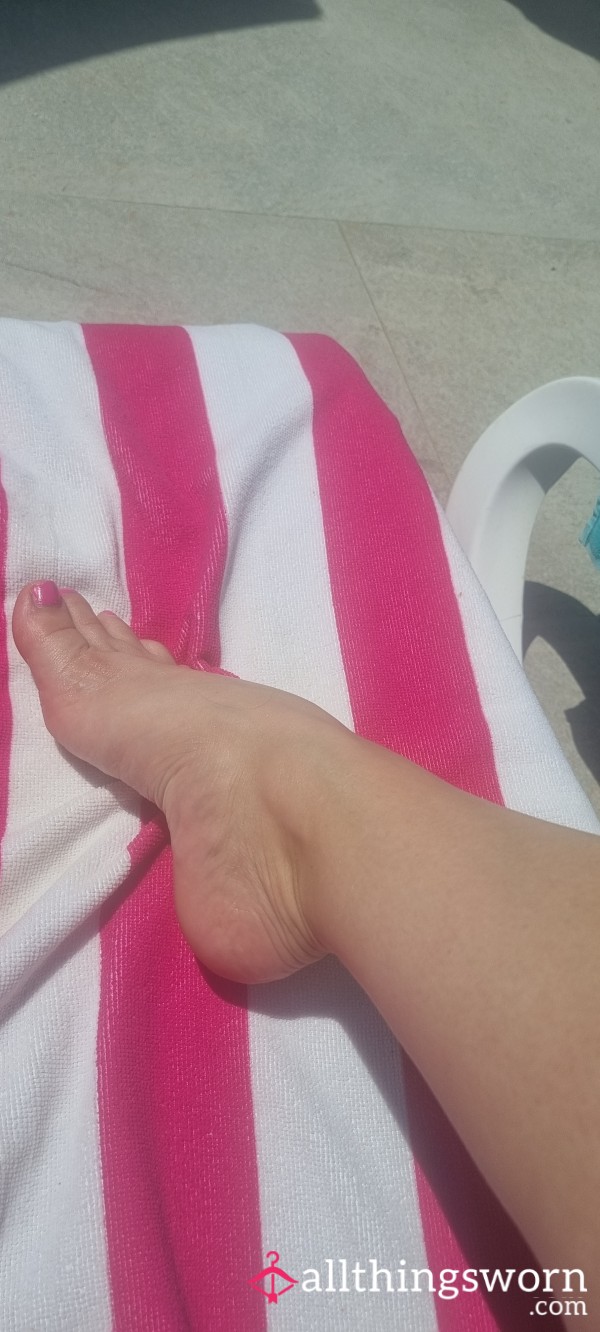 Suncreaming My Pretty Little Feet
