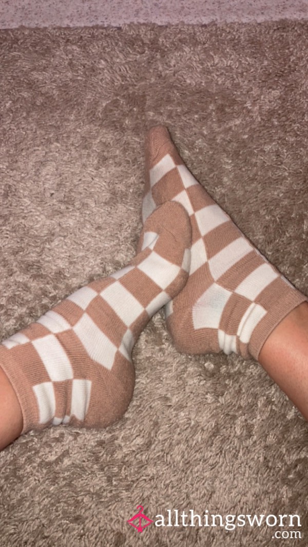 TAN CHECKERED SOCKS