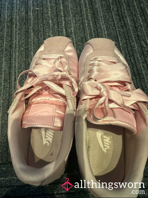 💲SOLD 💲 🌸 Cute And Well Worn Pink Trainers 🌸