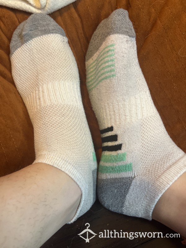🇺🇸 White Ankle Socks With Black And Green Striped Bottoms And Grey Soles And Toes