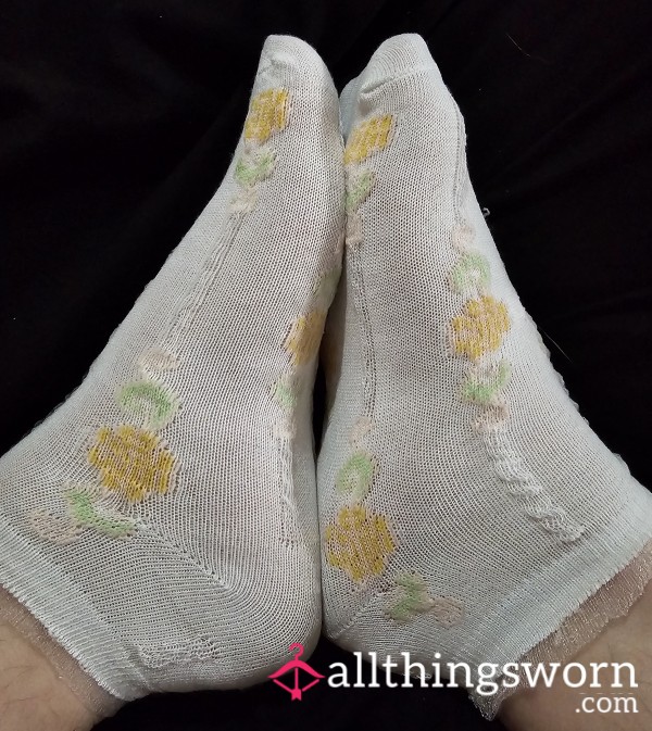 BBW White Ankle Socks With Yellow Flowers And Lace Ruffle Cuff