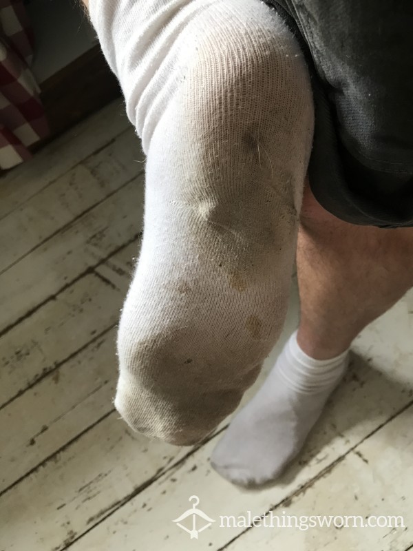 UNCLEANABLE WHITE SOCKS WITH A 3 DAY WEAR