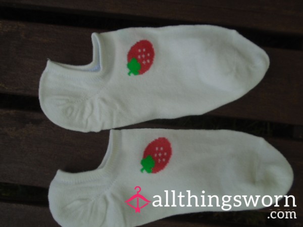 🍓🍓White With Strawberry Motif 🍓🍓